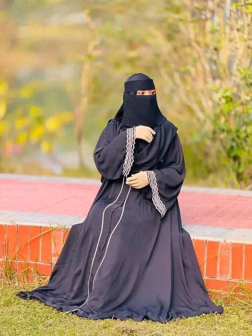 Cherry round lase borka.